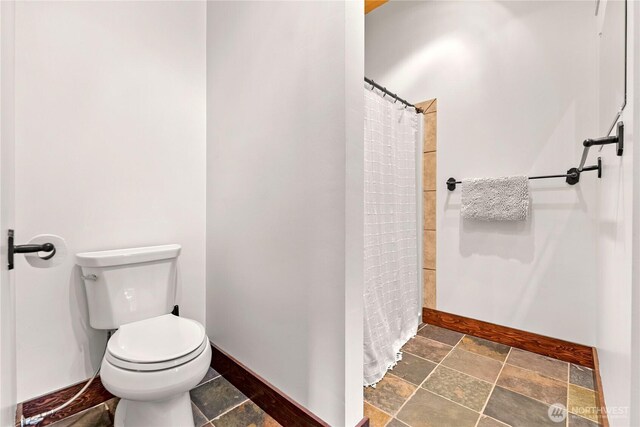 65 Fiddlers Rd, Winthrop, WA 98862 - bathroom featuring stone tile floors and a shower with curtain