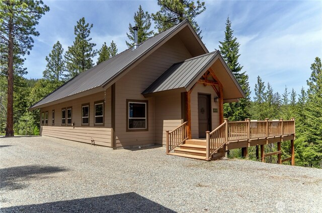 65 Fiddlers Rd, Winthrop, WA 98862 - chalet / cabin featuring a metal roof and a wooden deck