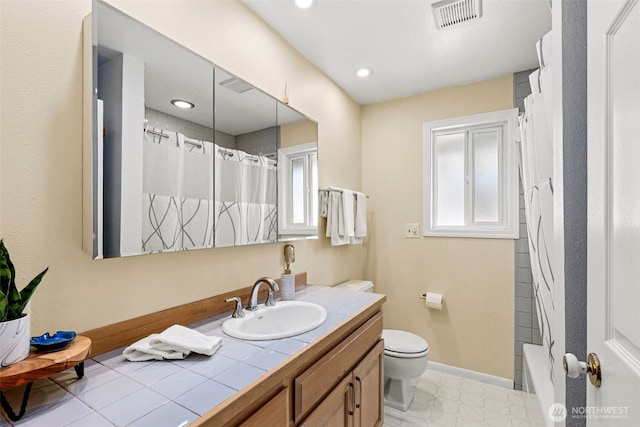 22023 11th Ave S, Des Moines, WA 98198 - full bath featuring vanity and recessed lighting