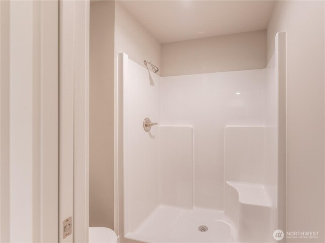 22 Salmon Dr, Wenatchee, WA 98801 - bathroom featuring a shower and toilet