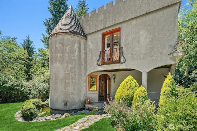 24917 Dockton Rd SW, Vashon, WA 98070 - view of front of property featuring a balcony and stucco siding