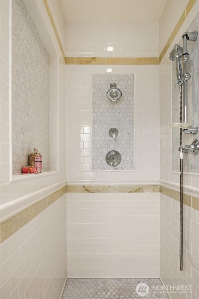 3804 S Mcclellan St, Seattle, WA 98144 - full bath with a tile shower