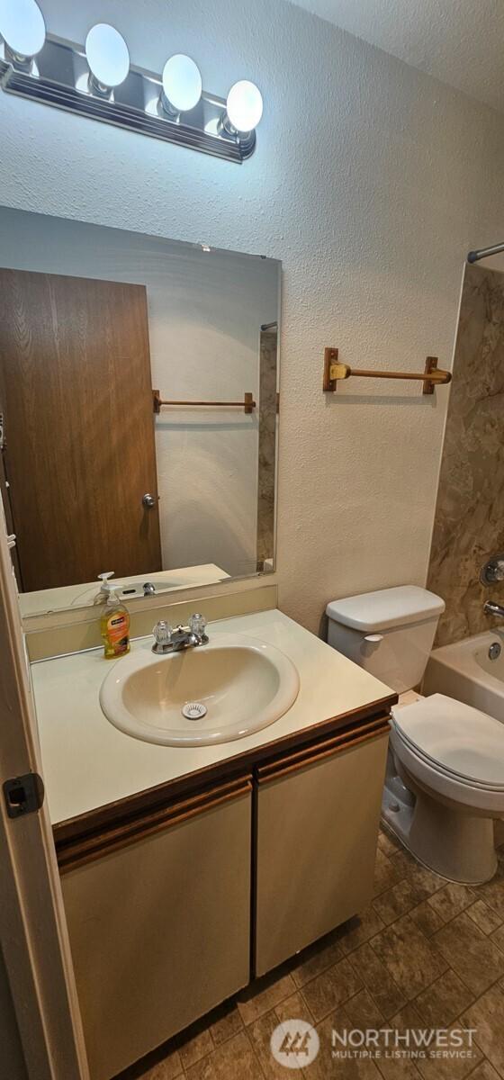 250 Charwila Ln, Enumclaw, WA 98022 - full bathroom with vanity, shower / tub combination, and a textured wall