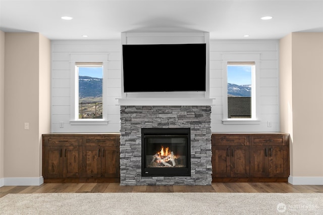 821 S Mary Ave, East Wenatchee, WA 98802 - detailed view of wood finished floors, a fireplace, and recessed lighting