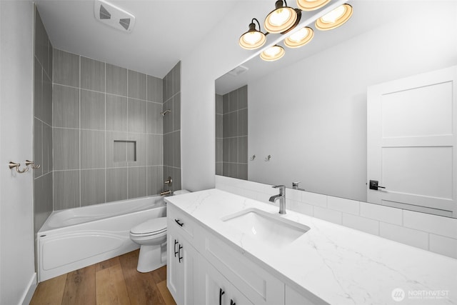 821 S Mary Ave, East Wenatchee, WA 98802 - full bath featuring vanity, shower / washtub combination, and wood finished floors