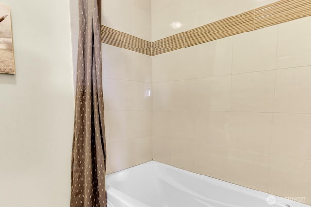 4241 S Eddy St, Seattle, WA 98118 - bathroom featuring shower / tub combo with curtain