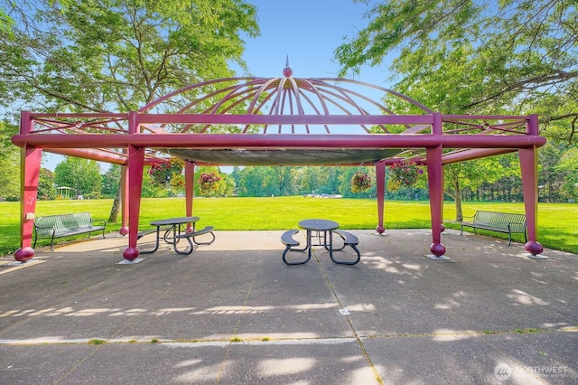 7930SE 34th St Unit 209, Mercer Island, WA 98040 - view of property's community with a lawn and a patio