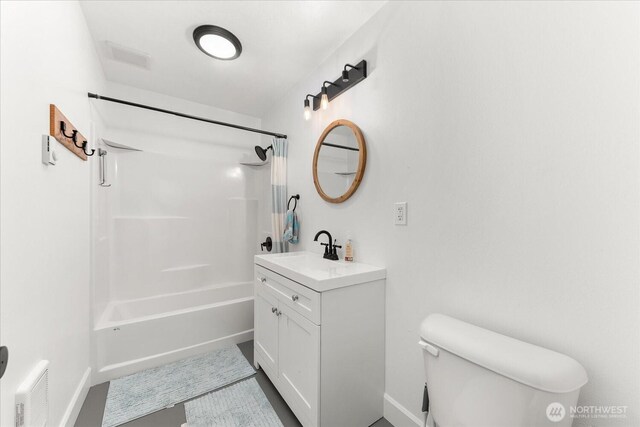 40359 Barbara Ln N, Davenport, WA 99122 - full bath featuring toilet, vanity,  shower combination, and baseboards