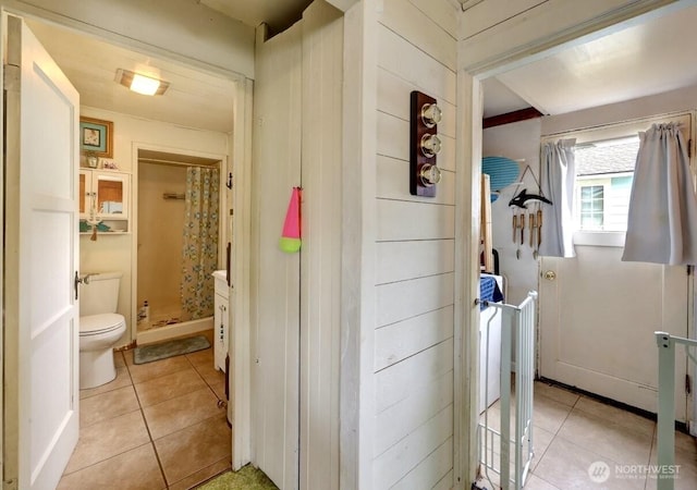 1215 199th Pl, Long Beach, WA 98631 - full bath with tile patterned floors and a shower with curtain