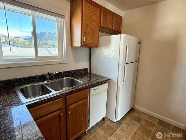 155 Lavender Ct Unit 47, Wenatchee, WA 98801 - kitchen featuring white appliances, a sink, brown cabinetry, and baseboards