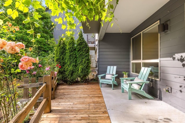 5175 42nd Ave S, Seattle, WA 98118 - view of wooden terrace