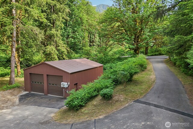 45908 SE Edgewick Rd, North Bend, WA 98045 - detached garage featuring a wooded view