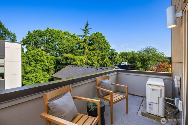 721 26th Ave S Unit B, Seattle, WA 98144 - view of balcony
