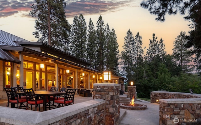 401 Quail Valley Rd, Cle Elum, WA 98922 - patio terrace at dusk with a fire pit, a patio, and outdoor dining space