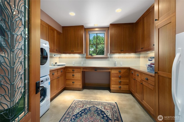 401 Quail Valley Rd, Cle Elum, WA 98922 - kitchen featuring stacked washer / drying machine, fridge, brown cabinetry, backsplash, and recessed lighting