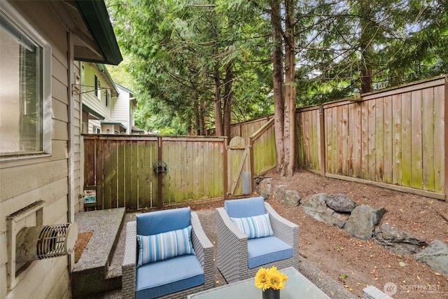 1131 115th St SW Unit E4, Everett, WA 98204 - fenced backyard featuring a patio