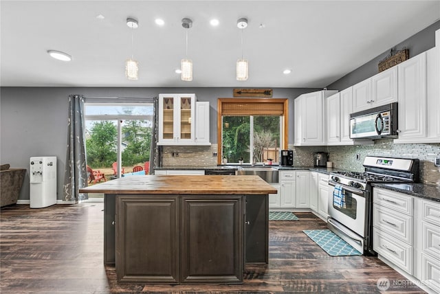 20523 193rd Avenue Ct E, Orting, WA 98360 - kitchen featuring gas range, butcher block counters, a center island, plenty of natural light, and recessed lighting