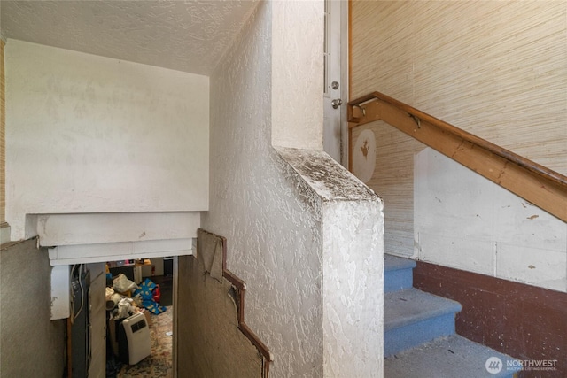 229 N Garfield Ave, Wenatchee, WA 98801 - staircase featuring a textured wall