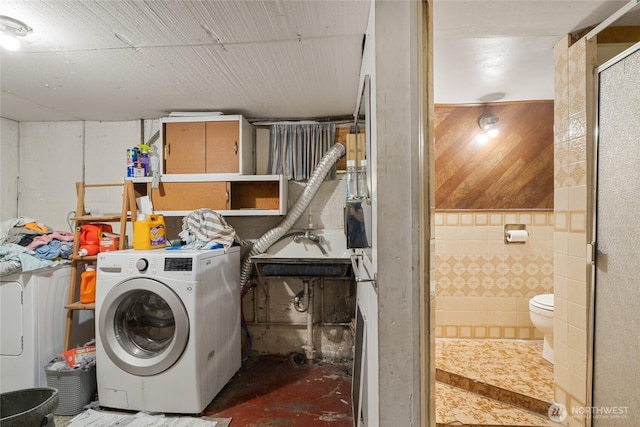229 N Garfield Ave, Wenatchee, WA 98801 - laundry room featuring washer / clothes dryer and tile walls