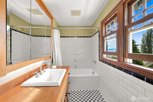 251 N Garden St, Bellingham, WA 98225 - full bath featuring vanity and tiled shower / bath