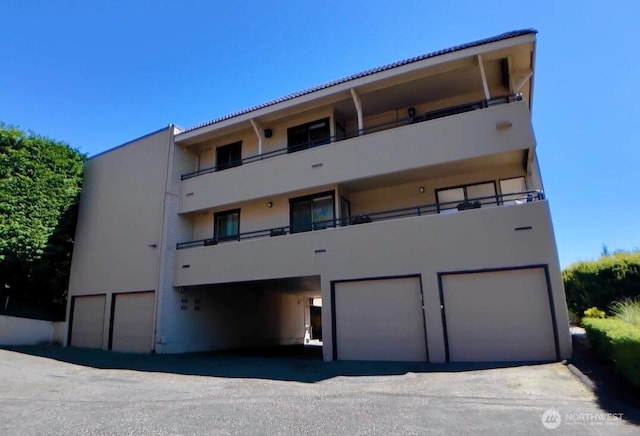 826 Lake St S, Kirkland, WA 98033 - view of apartment building / complex featuring a garage