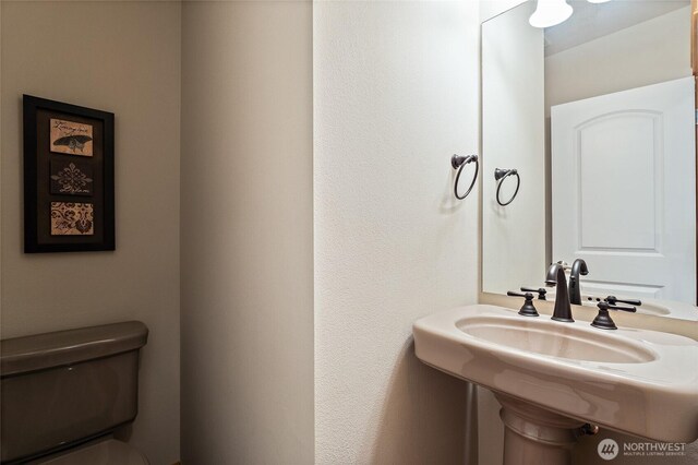 3031 Belmonte Ln, Everett, WA 98201 - bathroom featuring toilet