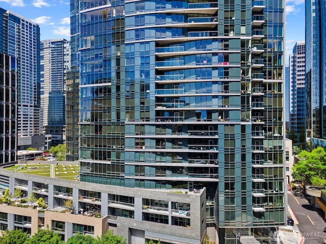 10700 NE 4th St Unit 712, Bellevue, WA 98004 - view of property featuring a city view