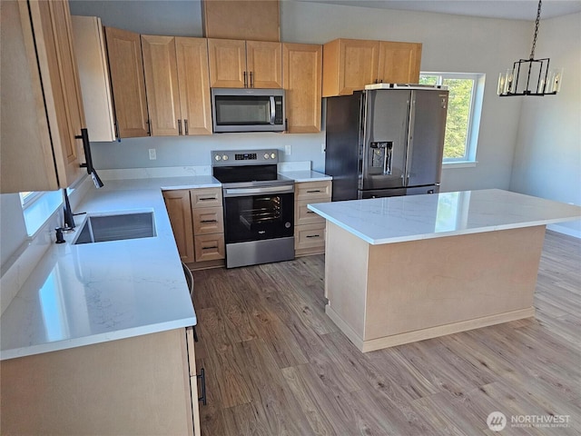 119 Davis View Dr, Centralia, WA 98531 - kitchen featuring stainless steel appliances, light wood-type flooring, a chandelier, and a kitchen island