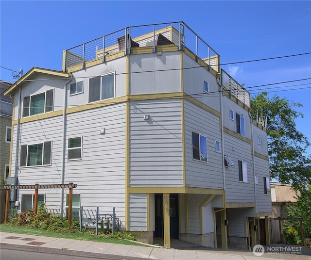 2067 Gilman Dr W, Seattle, WA 98119 - view of side of home