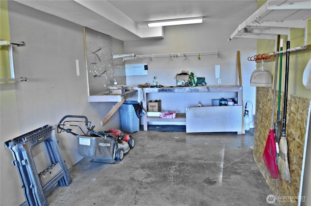 1923 SE Maple Dr, Chehalis, WA 98532 - garage with a workshop area