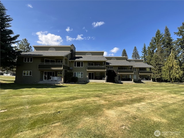 20795 Kahler Dr Unit E7, Leavenworth, WA 98826 - rear view of property featuring a balcony and a lawn