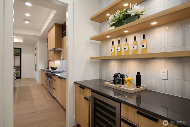 10425 NE 28th Pl, Bellevue, WA 98004 - bar featuring double oven range, beverage cooler, backsplash, recessed lighting, and light wood-style floors