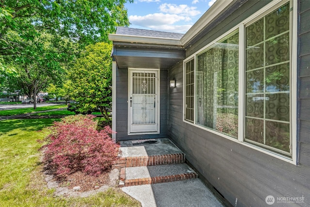 516 26th Ave, Longview, WA 98632 - view of exterior entry featuring a shingled roof