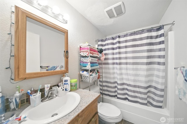 108 Baker St Unit 1-4, Everson, WA 98247 - full bath with vanity, shower / bath combination with curtain, and a textured wall