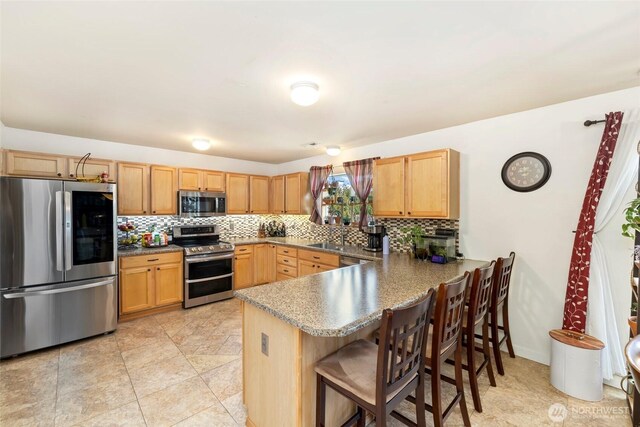 29745 214th Ave SE, Kent, WA 98042 - kitchen with appliances with stainless steel finishes, tasteful backsplash, a peninsula, and a breakfast bar