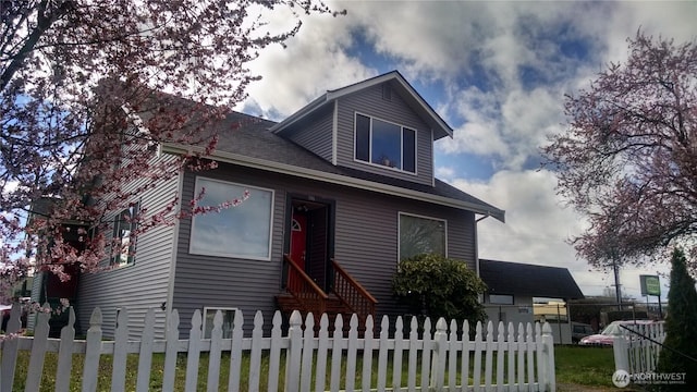 306 2nd St NE, Auburn, WA 98002 - view of front of property featuring entry steps and a fenced front yard