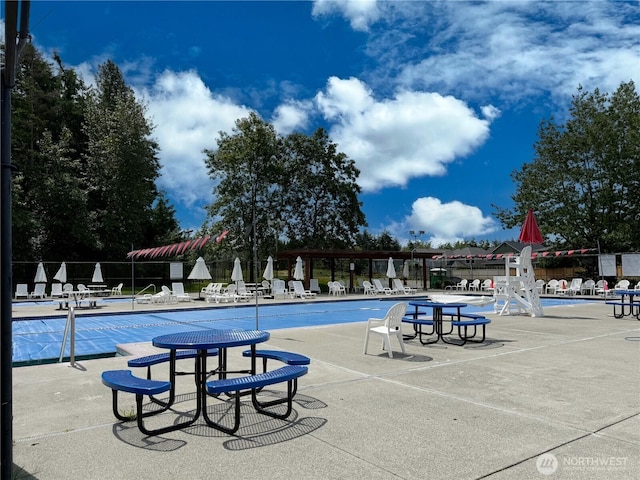 4196 248th Ct SE Unit 62, Sammamish, WA 98029 - community pool with a patio area