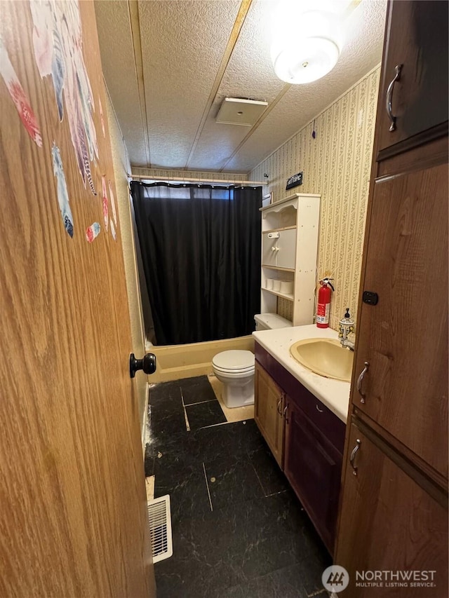 31600 126th Ave SE Unit 100, Auburn, WA 98092 - full bath featuring a textured ceiling, vanity, shower / bathtub combination with curtain, and wallpapered walls