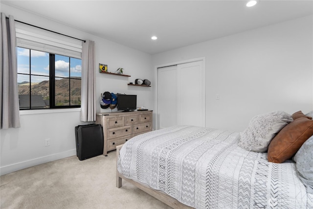 485 Hidden Ln, Chelan, WA 98816 - bedroom featuring light carpet, recessed lighting, and a closet