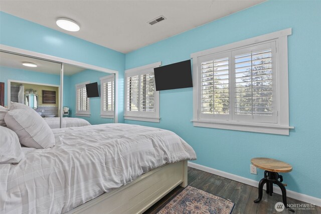 6830 SE Arlington Pl, Port Orchard, WA 98367 - bedroom featuring dark wood-type flooring and a closet