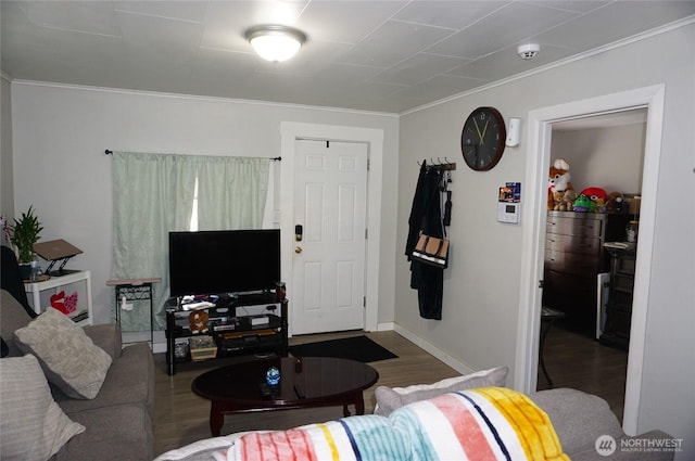 608 S 6th Ave, Kelso, WA 98626 - living area featuring wood finished floors and crown molding
