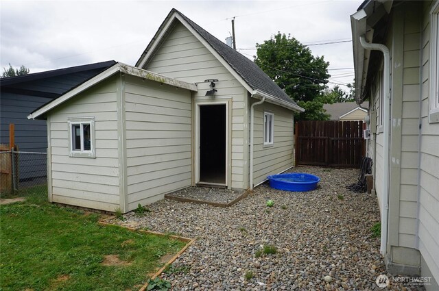 608 S 6th Ave, Kelso, WA 98626 - back of property with an outbuilding