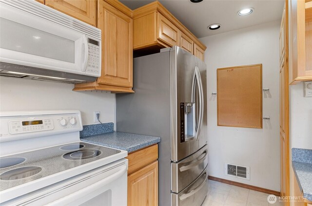 16537 Lakeview Dr, Leavenworth, WA 98826 - kitchen featuring white appliances, recessed lighting, and dark countertops