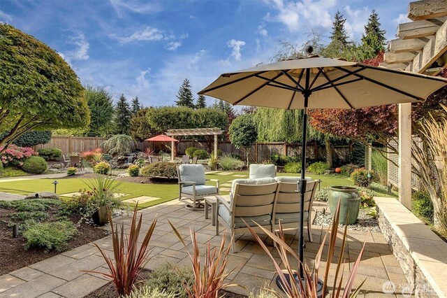 5829 112th Pl NE, Kirkland, WA 98033 - fenced backyard with a patio