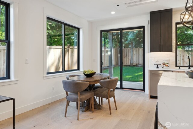 13005 NE 88th St, Kirkland, WA 98033 - dining area with light wood-style floors and recessed lighting