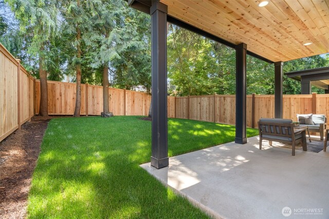 13005 NE 88th St, Kirkland, WA 98033 - fenced backyard with a patio area and outdoor lounge area