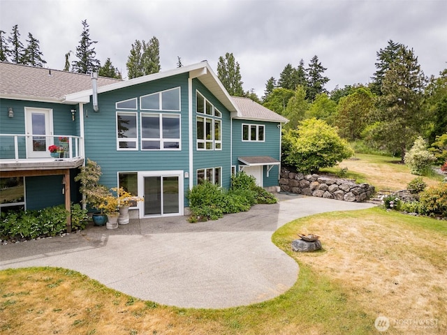 93 Old Schoolhouse Rd, Sequim, WA 98382 - back of property with a yard and a patio