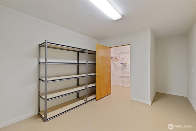 93 Old Schoolhouse Rd, Sequim, WA 98382 - unfurnished bedroom featuring baseboards and a walk in closet