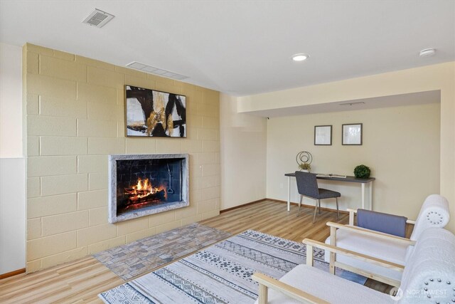 21240 15th Ave S, Des Moines, WA 98198 - living room featuring wood finished floors, a fireplace, and recessed lighting