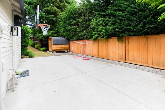 903 198th Ave E, Lake Tapps, WA 98391 - fenced backyard with a patio